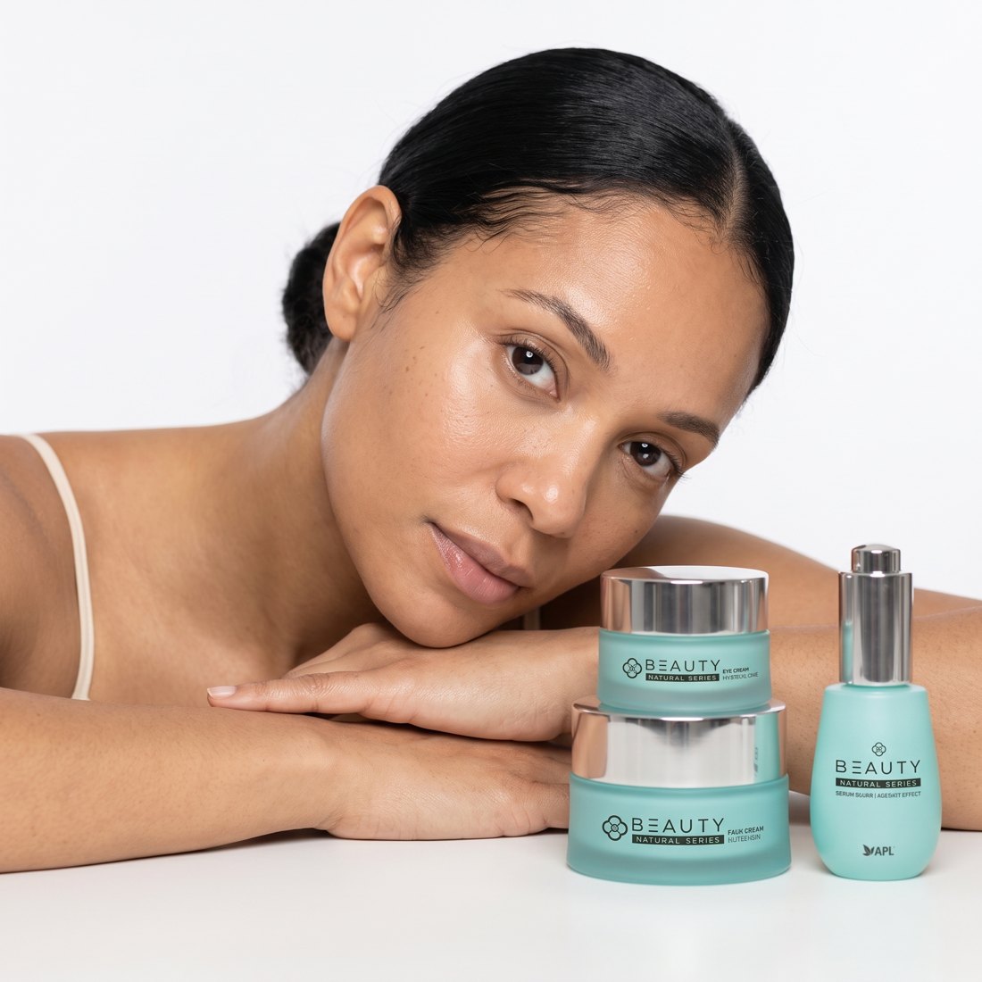 Mujer apoyada en una mesa junto a la crema facial, la crema de ojos y el sérum Beauty